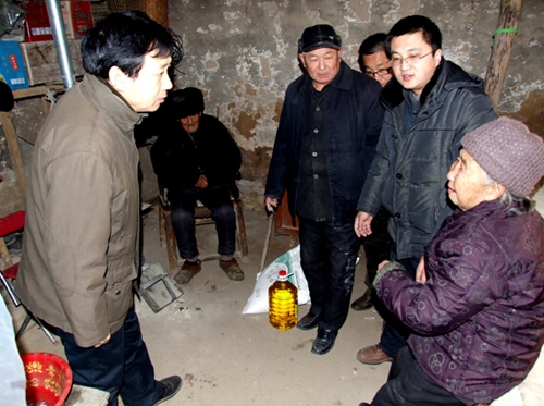 濮阳市文联领导慰问老人