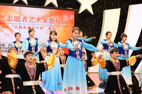 新疆班学生表演舞蹈《新春舞曲》.jpg