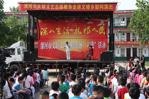 白金山老师在表演河南坠子_副本.jpg