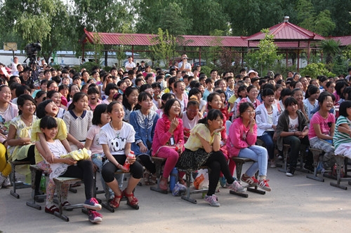 学生们看得津津有味_副本.jpg