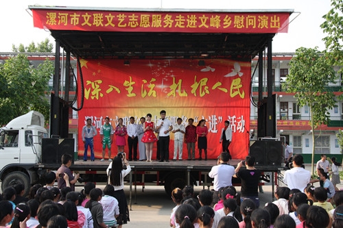 文艺志愿者们登台谢幕_副本.jpg