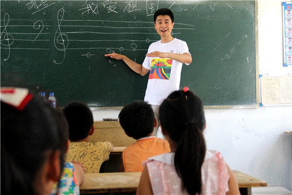 中国歌剧舞剧院青年男高音歌唱家王志昕在教授学生们音乐知识.jpg