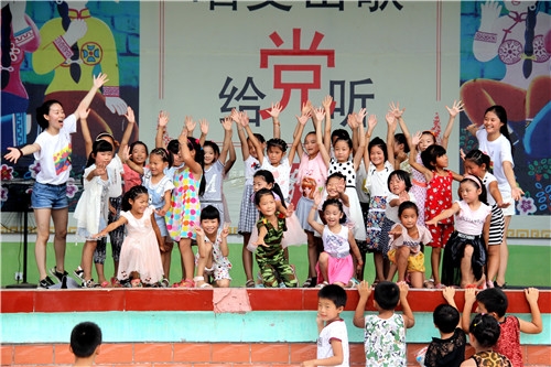 文艺志愿者与舞蹈班的孩子共同表演节目.jpg