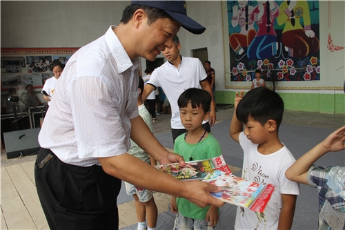 张剑锋副主席为孩子们捐赠图书.jpg