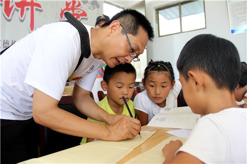中国艺术研究院美术学博士后、副教授、硕士生导师范建华为留守儿童教授绘画.jpg