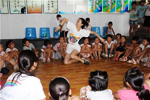 中央民族大学舞蹈硕士、中原文化艺术学院老师陈玥玓给孩子们表演舞蹈.jpg