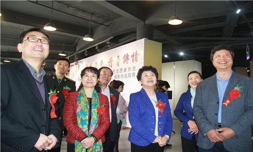 河南省文联主席杨杰（左二）、副主席张剑锋（右一）与定西市领导共同参观展览.jpg