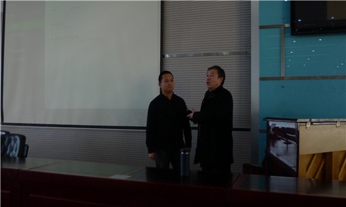 11月26日，河南省理工大学音乐学院院长李新现在岷县一中进行音乐鉴赏教学.jpg