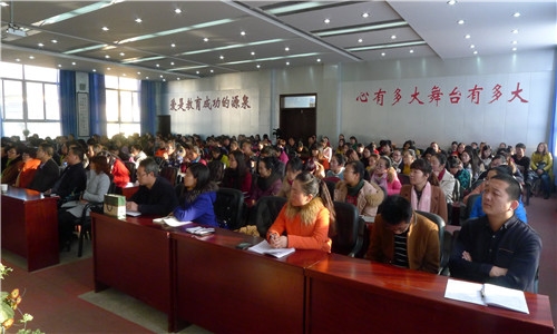 11月26日，河南省理工大学音乐学院院长李新现在岷县一中进行音乐鉴赏教学现场.jpg