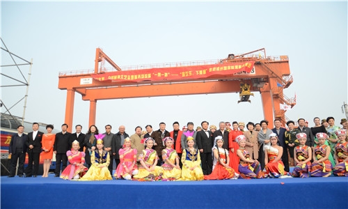 演员与出席领导合影.jpg